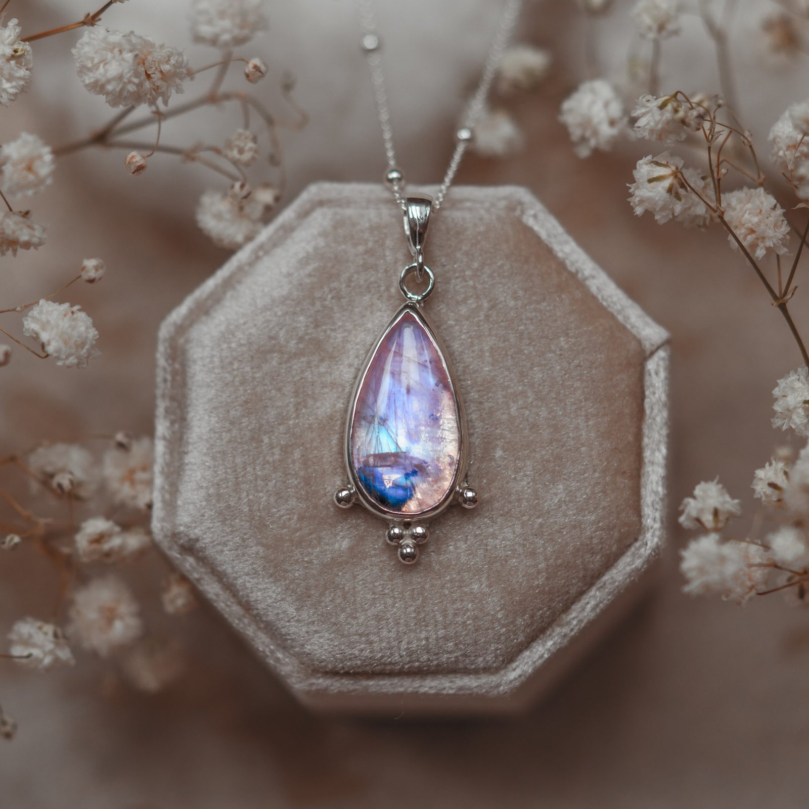 srebrny naszyjnik kamień księżycowy zbliżenie detal