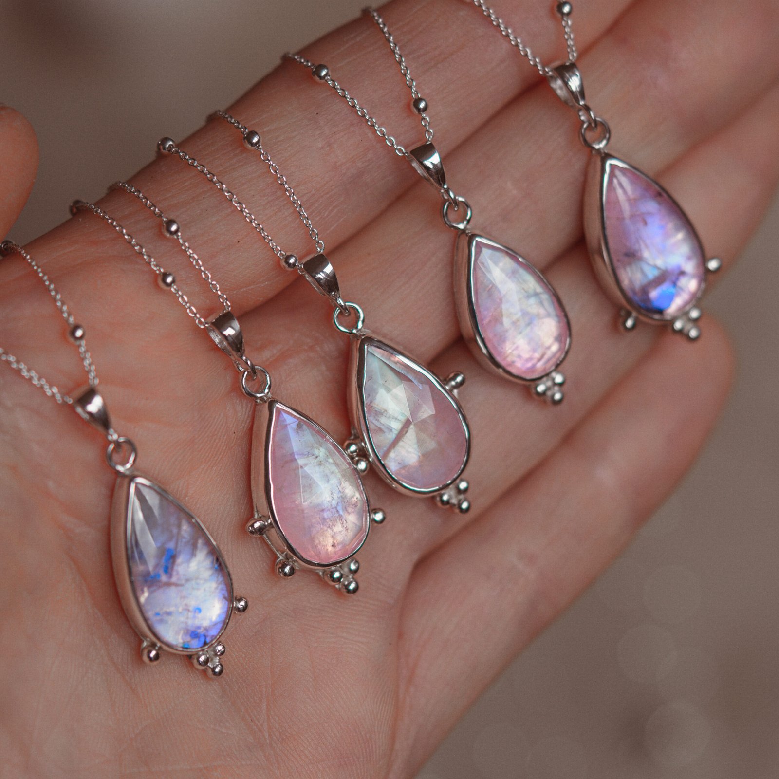 Naszyjnik z kamieniem księżycowym - zmienne refleksy - obrazek 5