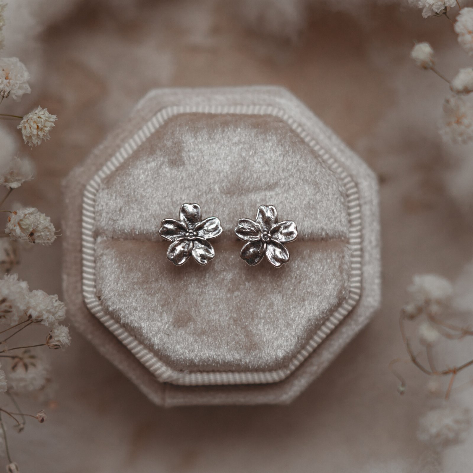 Srebrne kolczyki kwiaty – małe sztyfty w formie kwiatów - obrazek 2