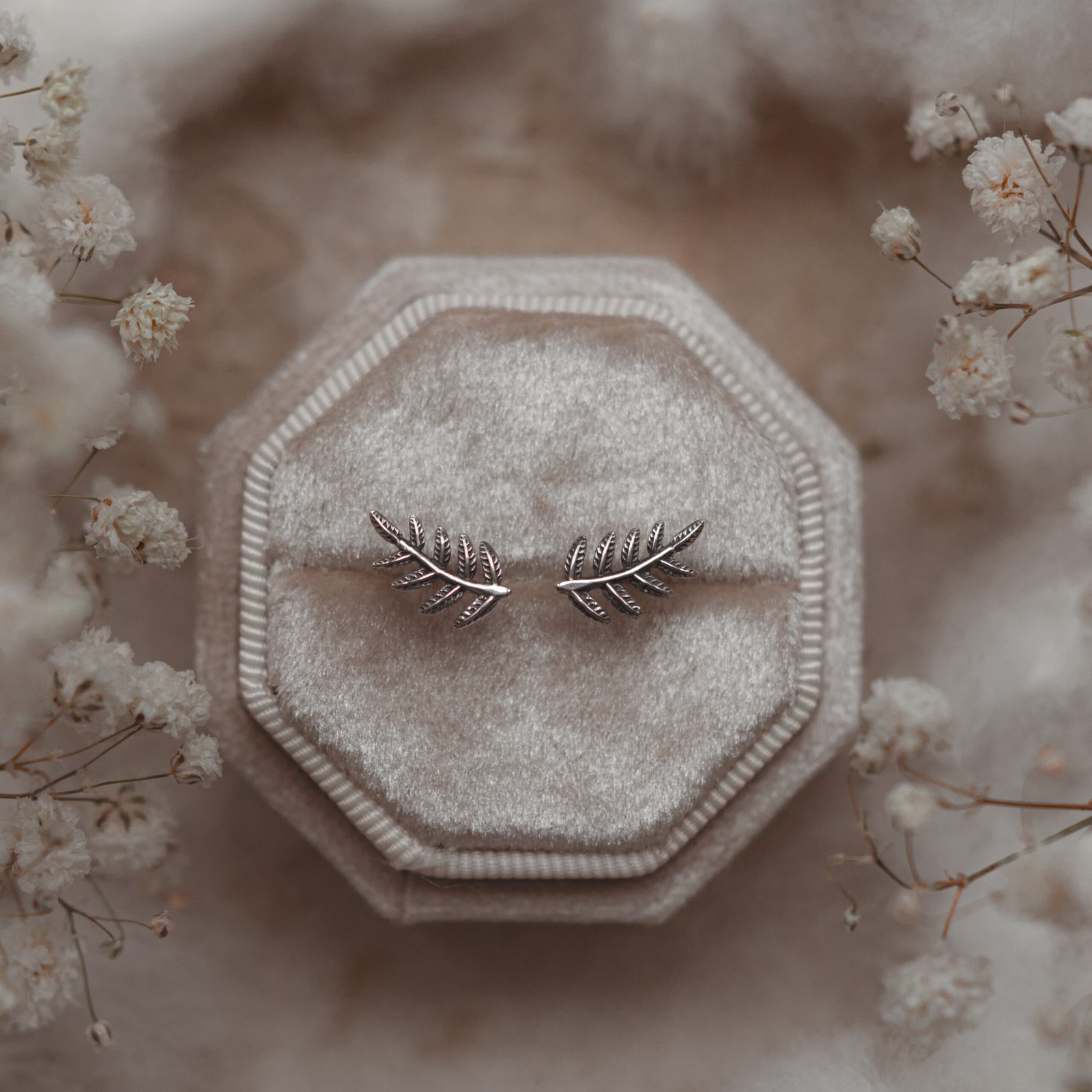 Srebrne kolczyki liście - delikatna gałązka przy uchu - obrazek 3