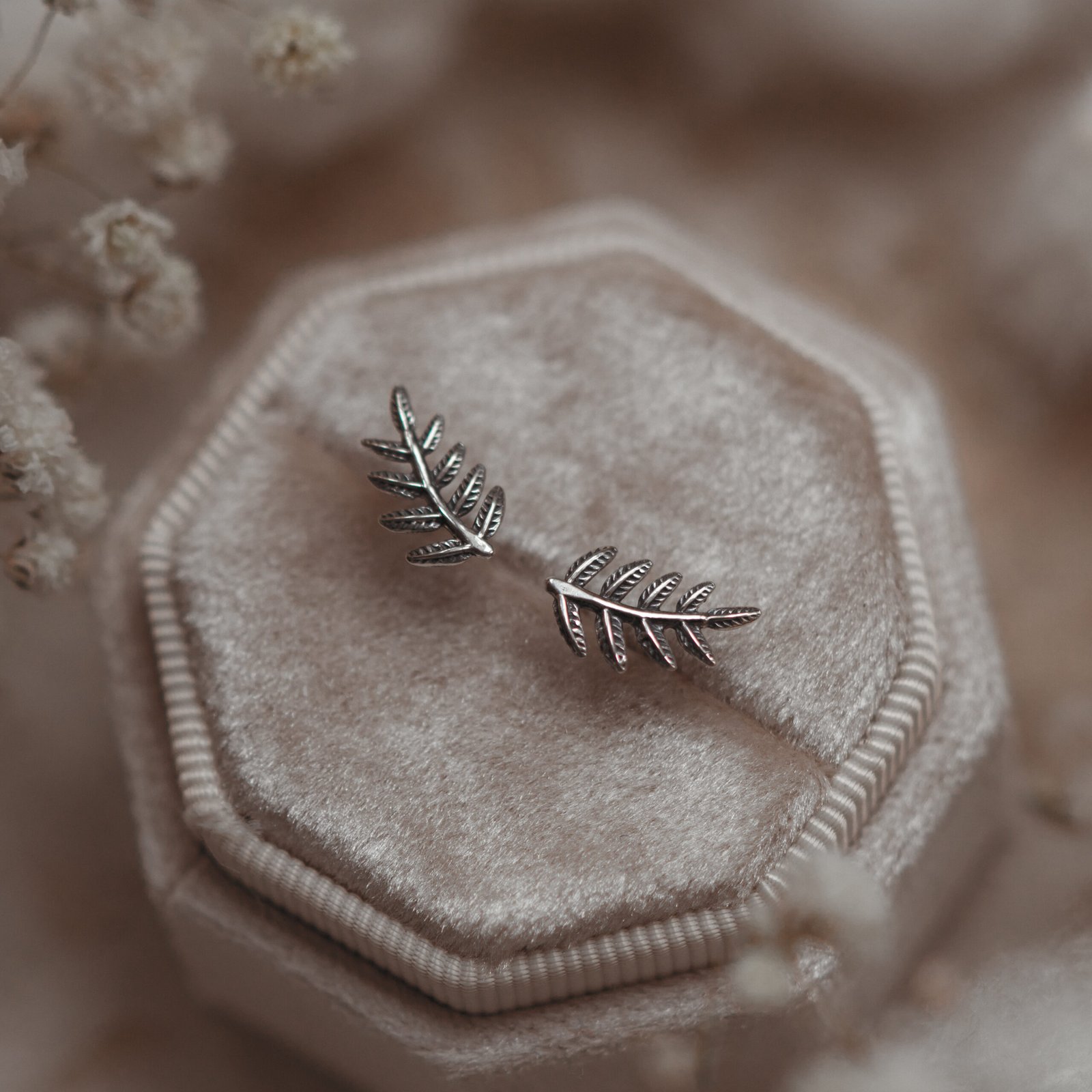 Srebrne kolczyki liście - delikatna gałązka przy uchu - obrazek 2