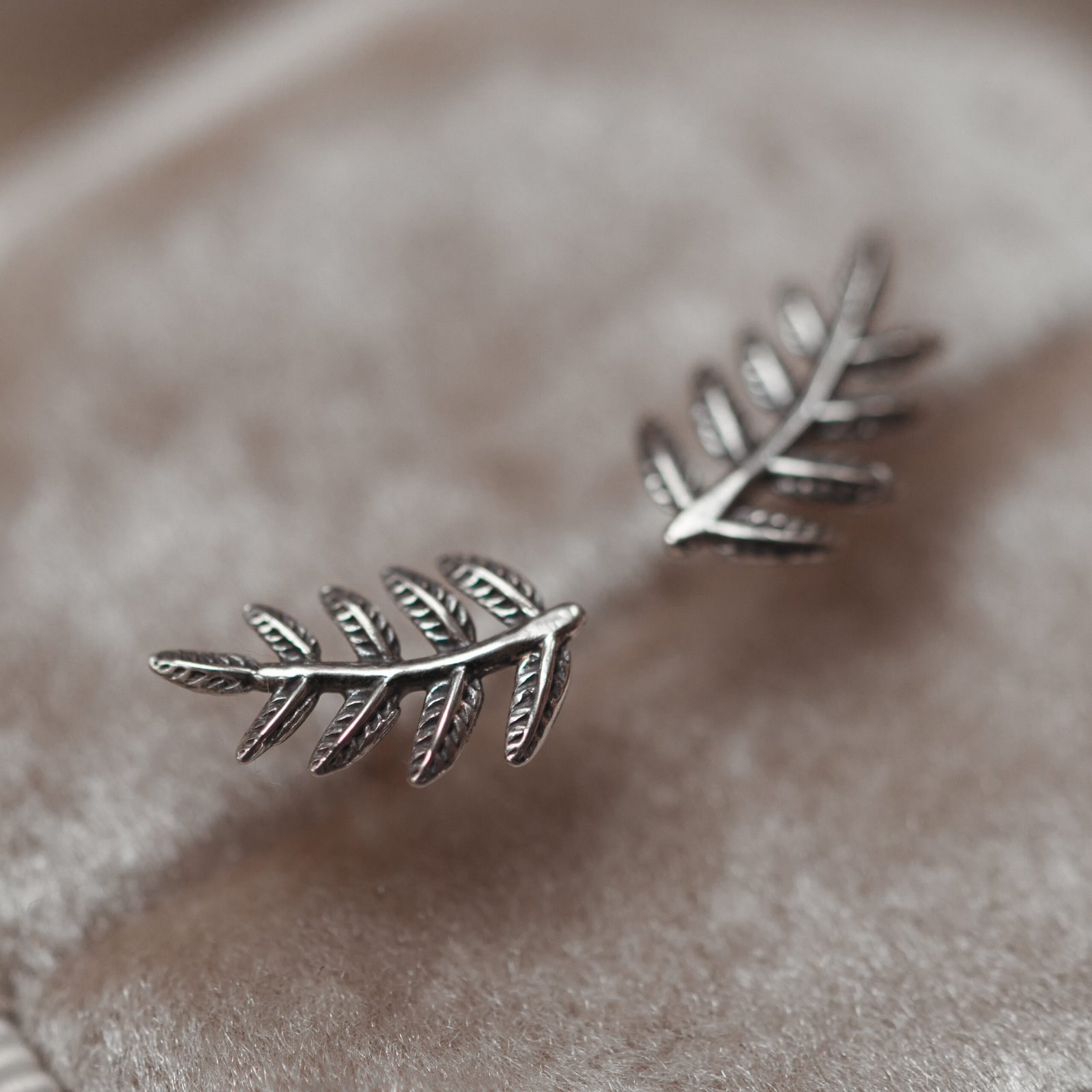 Srebrne kolczyki liście - delikatna gałązka przy uchu - obrazek 4