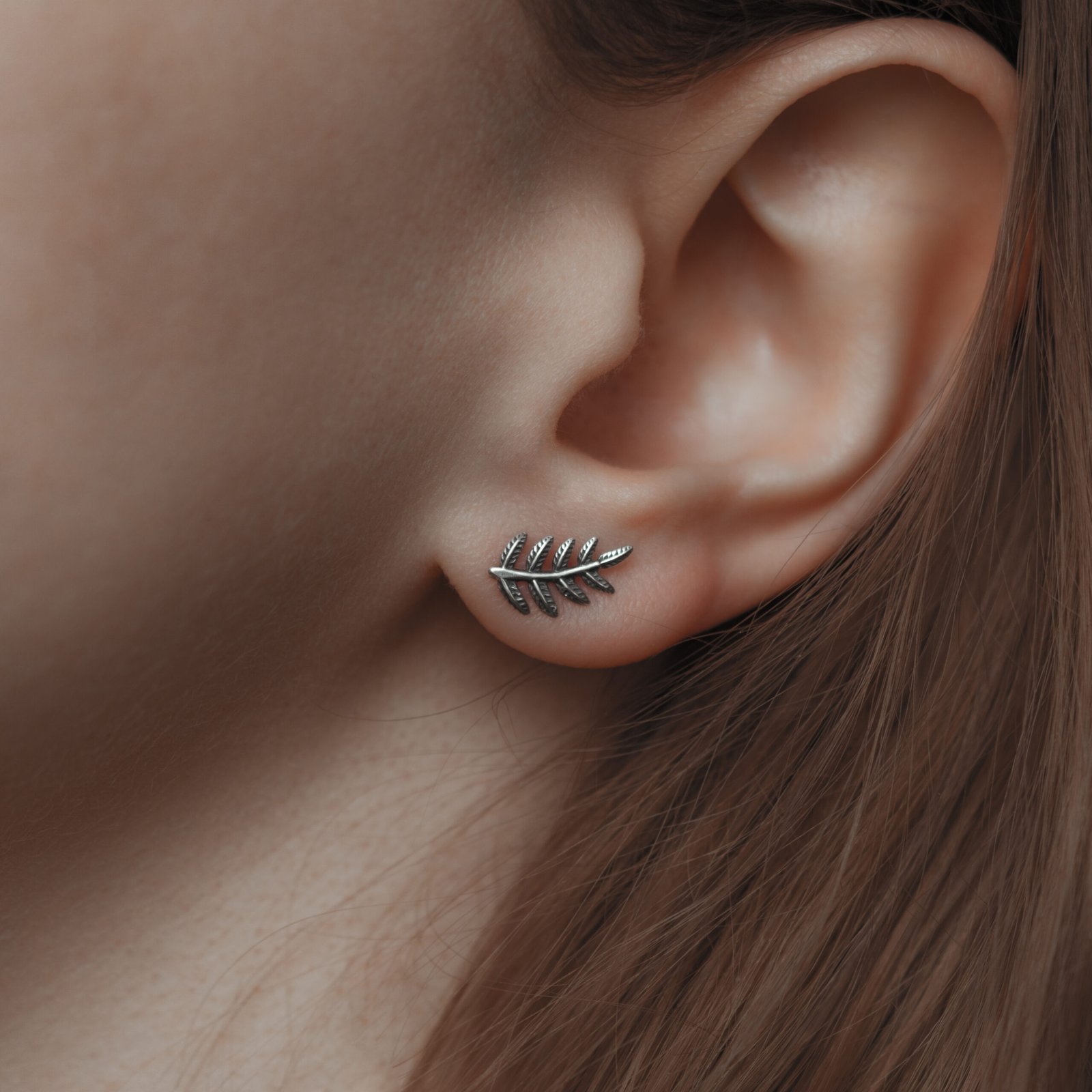 Srebrne kolczyki liście - delikatna gałązka przy uchu