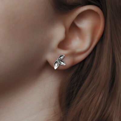 Srebrne kolczyki sztyfty - płatki ułożone przy uchu