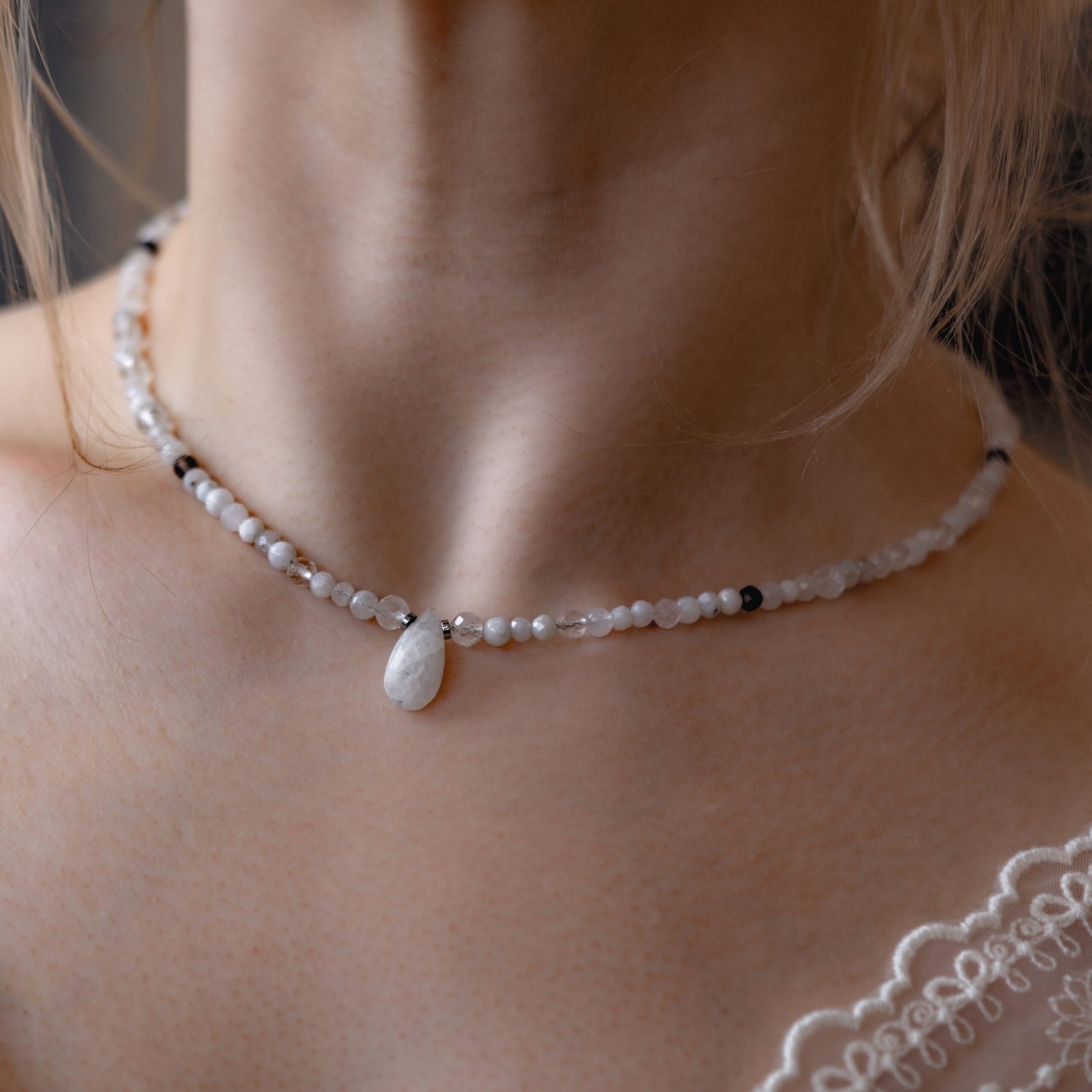 Naszyjnik z Kamieniem Księżycowym - Światło Nocy