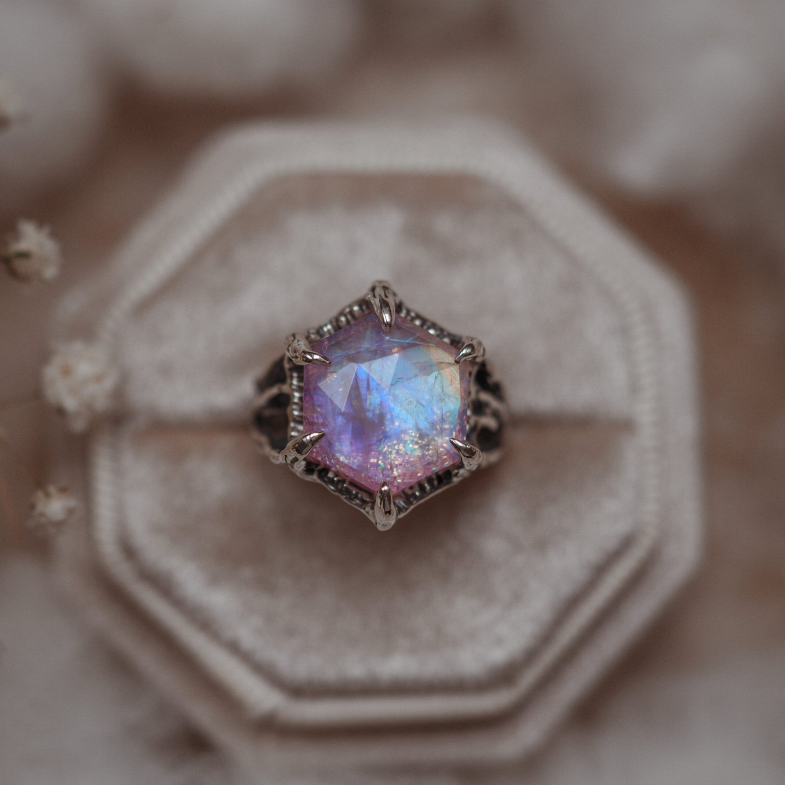 srebrny pierścionek z kamieniem księżycowym Prism Bloom