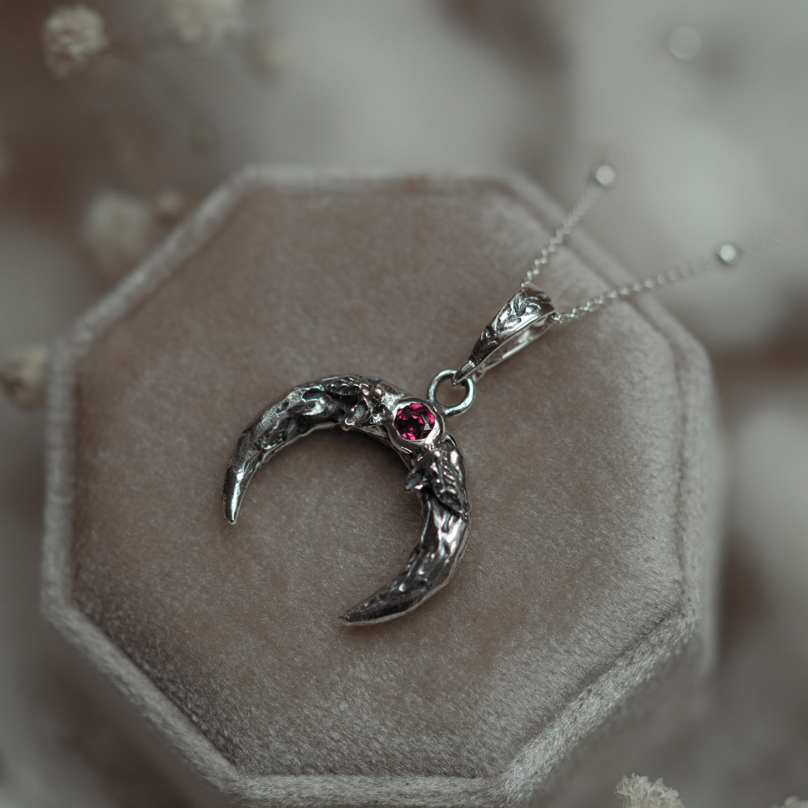 Srebrny naszyjnik księżyc z granatem – Moon Whisper - obrazek 3