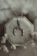 Srebrny naszyjnik księżyc z granatem – Moon Whisper