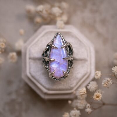 Silberring mit Mondstein, Größe 15 – länglicher Tropfen, 29 × 13 mm, mit lila-blauem Schimmer in einer strukturierten Silberfassung